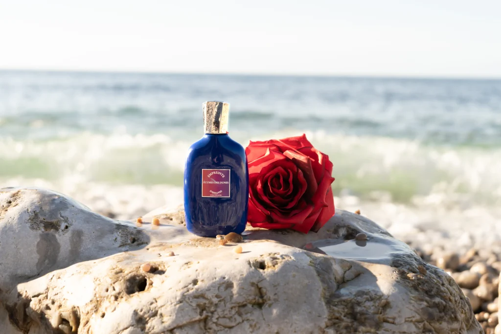 Flacon Écumes des dunes et une rose rouge sur un rocher face à la mer