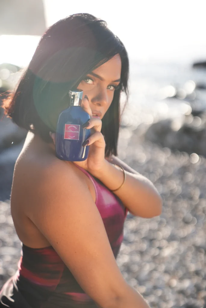 Femme vaporisant Écumes des dunes au bord de l'eau