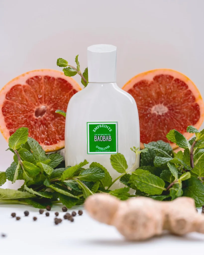 Flacon Les murmures du Baobab entouré de pamplemousse et de menthe fraîche