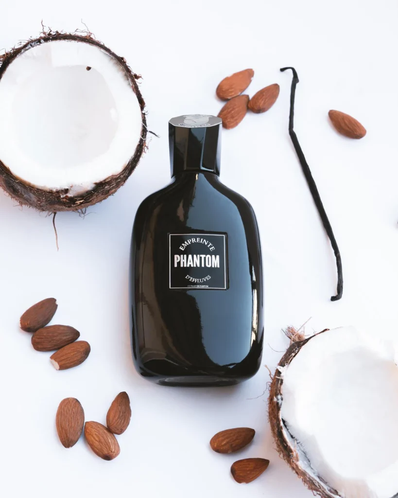 Flacon Phantom entouré de noix de coco, d'amandes et de vanille