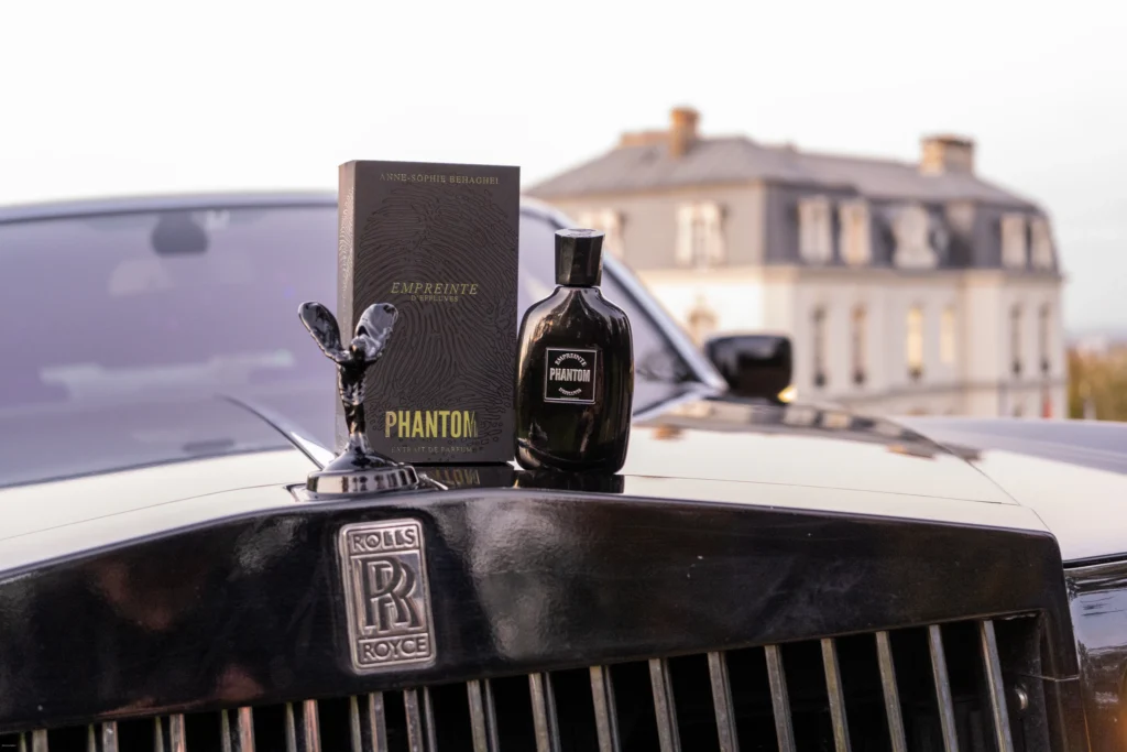 Flacon et coffret Phantom posés sur le capot d'une Rolls-Royce