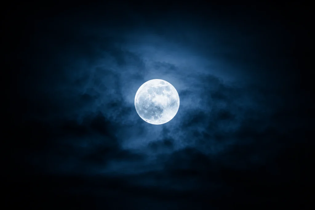 Pleine lune dans un ciel nuageux