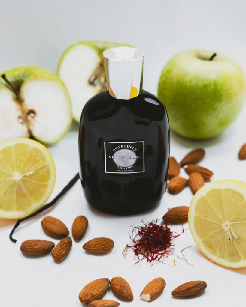 Flacon Nuit de lune entouré de pommes, d'amandes et de safran